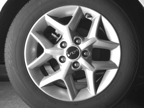 Used 2025 Kia Soul LX w/ LX Technology Package FWD image 18