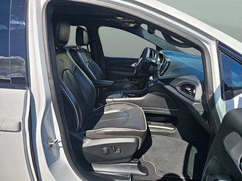 Used 2023 Chrysler Pacifica Limited w/ S Appearance Package FWD image 11