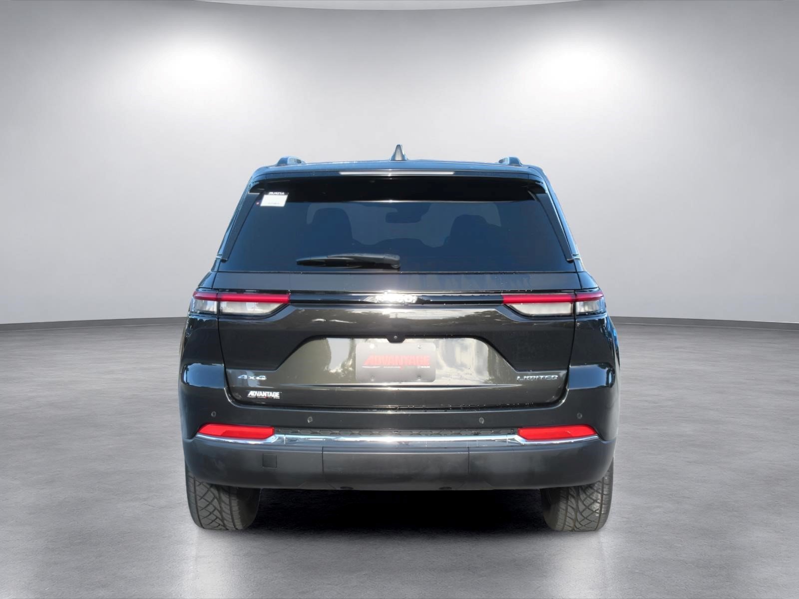 Used 2023 Jeep Grand Cherokee Limited AWD/4WD image 6
