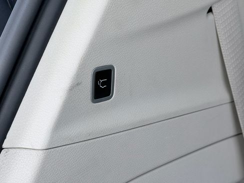Used 2024 Chrysler Pacifica Touring-L FWD image 10