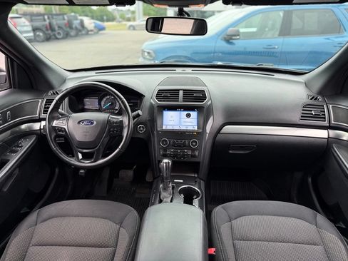 Used 2019 Ford Explorer XLT AWD/4WD image 2
