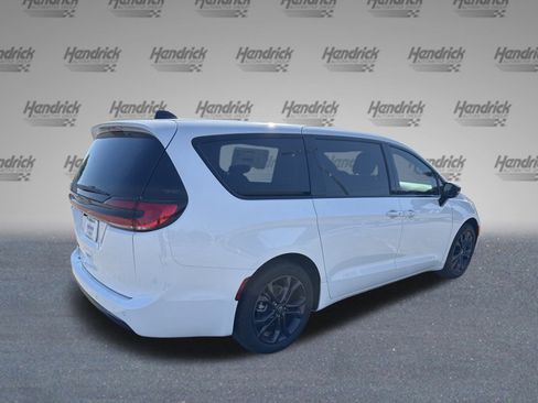 New 2026 Chrysler Pacifica Select image 8