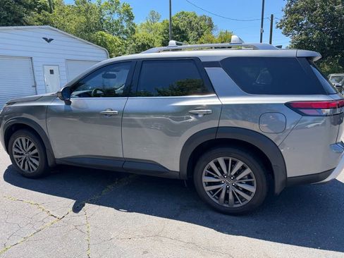Used 2022 Nissan Pathfinder SL w/ SL Premium Package FWD image 6