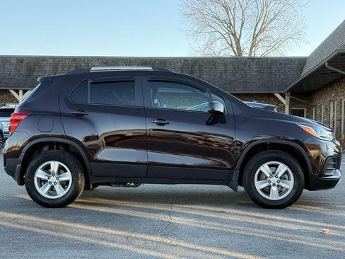 Used 2021 Chevrolet Trax LT w/ LT Convenience Package image 6