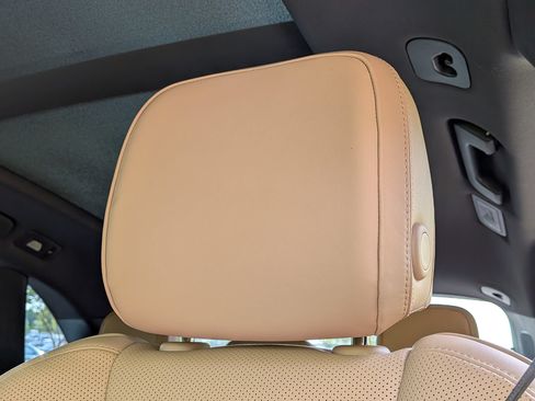 Certified 2025 Porsche Macan AWD/4WD image 6