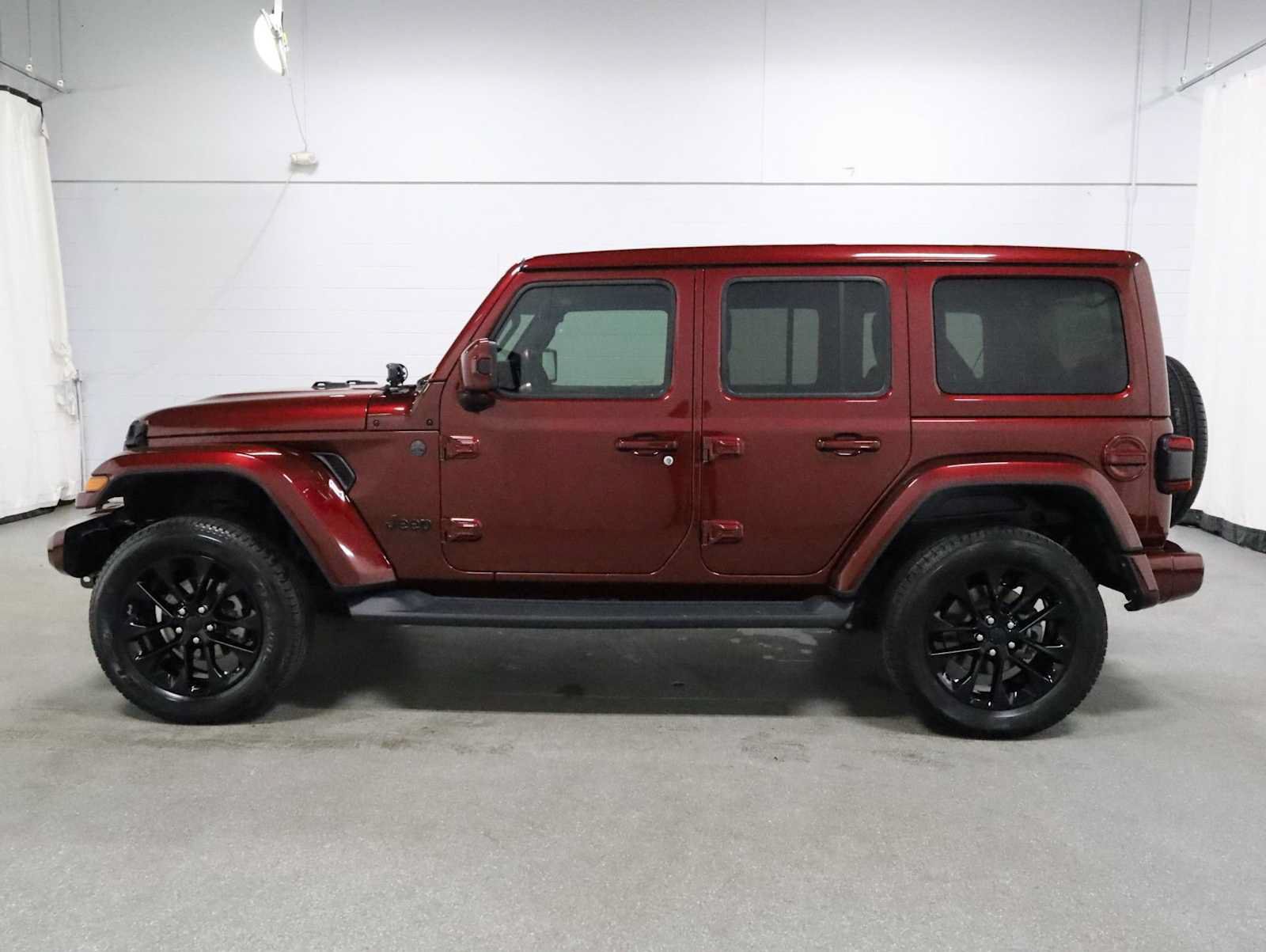 Used 2021 Jeep Wrangler Unlimited Sahara AWD/4WD image 2