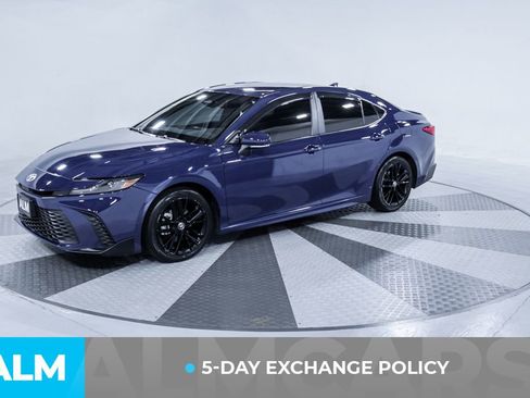 Used 2025 Toyota Camry SE image 3