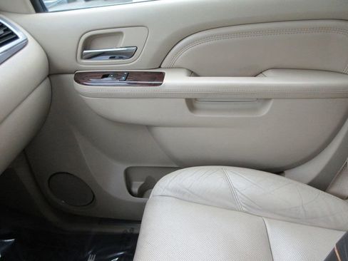 Used 2010 Cadillac Escalade Luxury AWD/4WD image 34