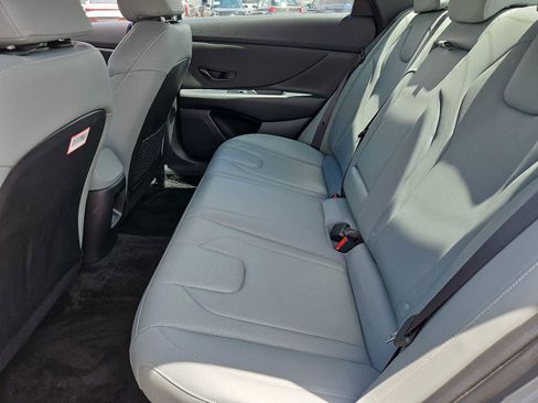 Certified 2025 Hyundai Elantra Limited FWD image 19