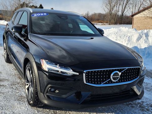 Used 2025 Volvo V60 B5 Cross Country Plus image 5
