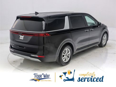 Used 2022 Kia Carnival LX image 4