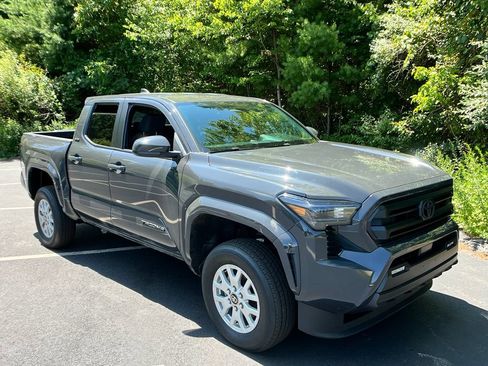 Used 2025 Toyota Tacoma SR5 AWD/4WD image 7