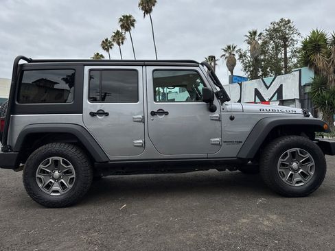 Used 2018 Jeep Wrangler Unlimited Rubicon w/ Connectivity Group AWD/4WD image 3