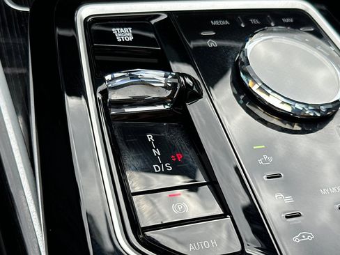 Used 2025 BMW 740i w/ Premium Package image 28