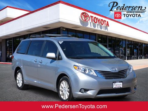 Used 2017 Toyota Sienna XLE w/ XLE Navigation Package image 1