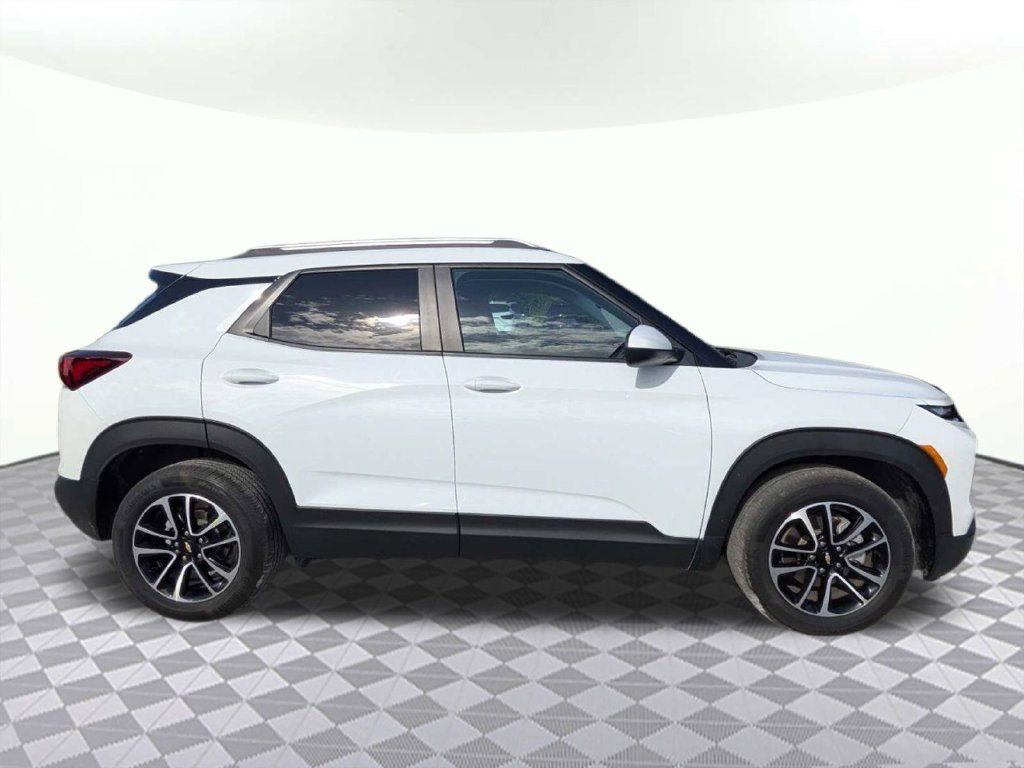 Used 2025 Chevrolet TrailBlazer LT FWD image 2