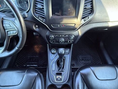 Used 2019 Jeep Cherokee Latitude Plus w/ Cold Weather Group image 19