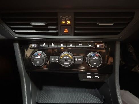 Certified 2024 Volkswagen Jetta SE image 22