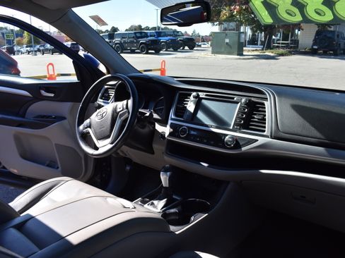 Used 2016 Toyota Highlander XLE image 34
