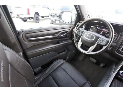 Used 2021 GMC Yukon Denali w/ Denali Premium Package image 8