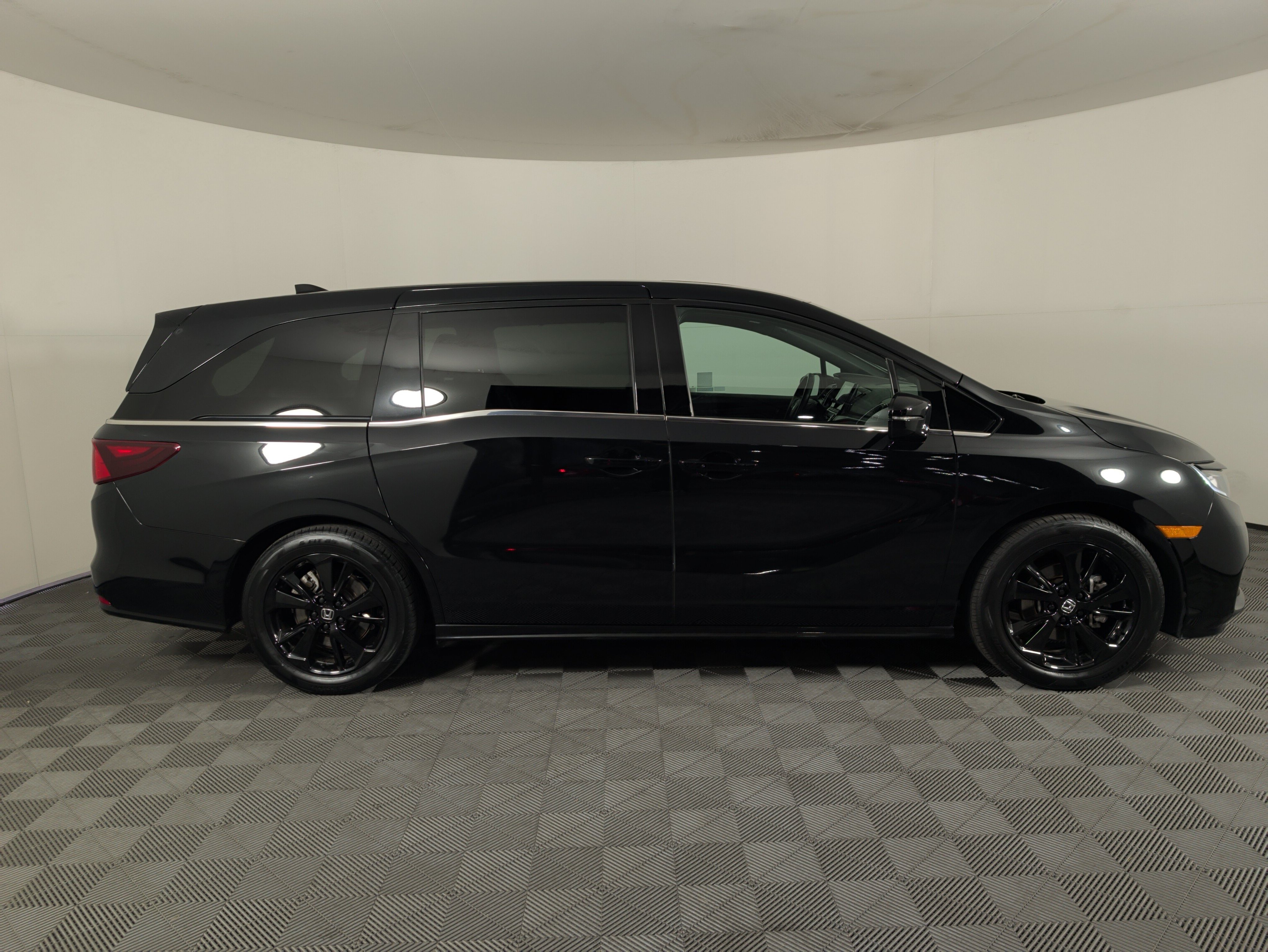 Certified 2023 Honda Odyssey Sport image 3