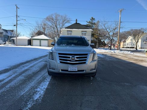 Used 2015 Cadillac Escalade Luxury image 2