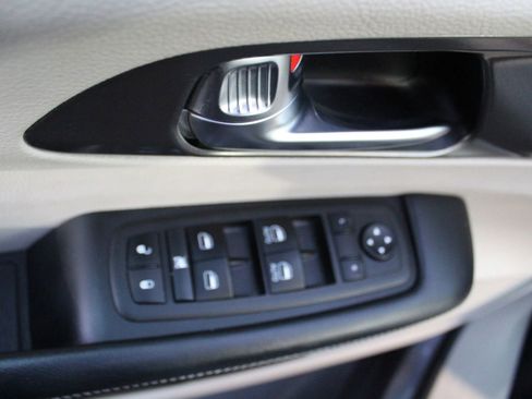 Used 2023 Chrysler Pacifica Touring-L image 19