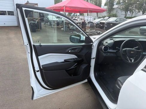 Used 2025 Chevrolet Trax LT w/ Driver Confidence Package FWD image 9