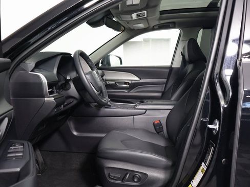 Used 2025 Toyota Grand Highlander XLE FWD image 10