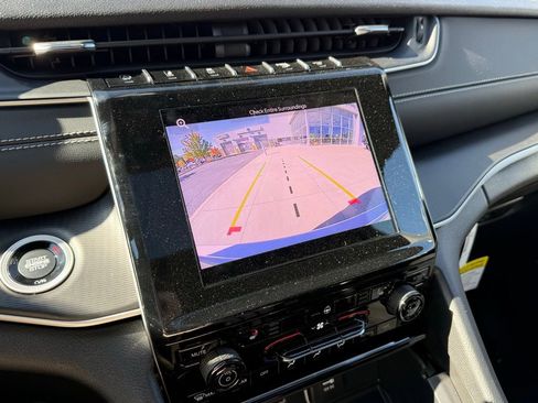 New 2025 Jeep Grand Cherokee Laredo X w/ Luxury Tech Group I image 19