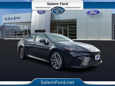 Used 2025 Toyota Camry XLE image 1