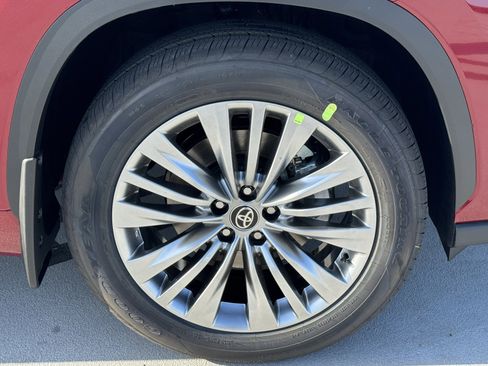 New 2026 Toyota Highlander Platinum image 15