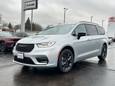 New 2026 Chrysler Pacifica Limited w/ S Appearance Package AWD/4WD image 3