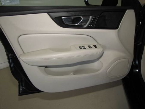 Used 2020 Volvo S60 T5 Momentum w/ Premium Package FWD image 11