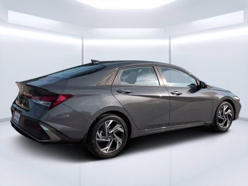 Used 2025 Hyundai Elantra Sport FWD image 3
