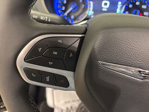 Used 2026 Chrysler Pacifica Limited FWD image 27