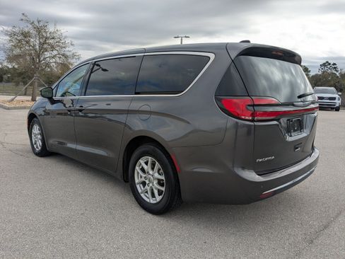 Used 2023 Chrysler Pacifica Touring-L image 8