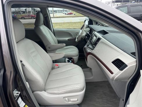 Used 2013 Toyota Sienna Limited image 17