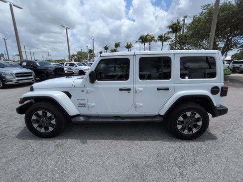 Used 2018 Jeep Wrangler Unlimited Sahara AWD/4WD image 8