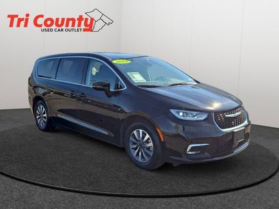 Used 2024 Chrysler Pacifica Select