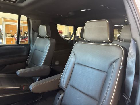 Used 2023 GMC Yukon XL SLT AWD/4WD image 33