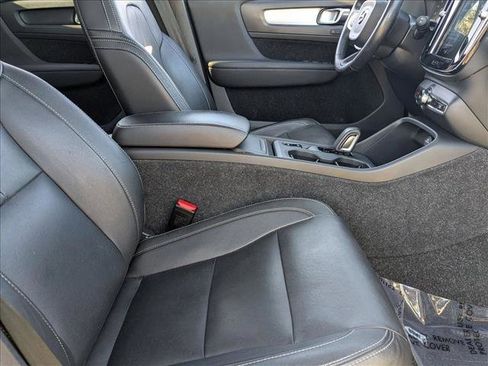 Used 2020 Volvo XC40 T4 Momentum image 19