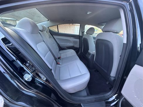 Used 2017 Hyundai Elantra SE image 24