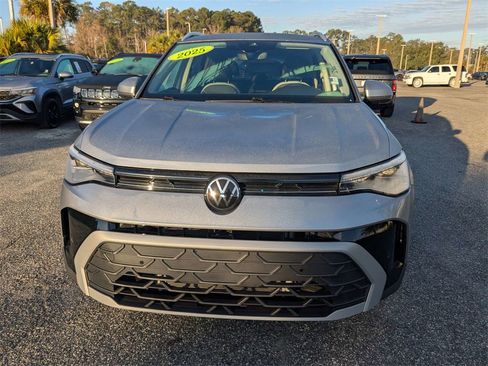 Used 2025 Volkswagen Taos SE image 9