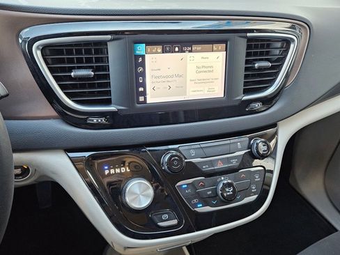 Used 2023 Chrysler Voyager LX image 14