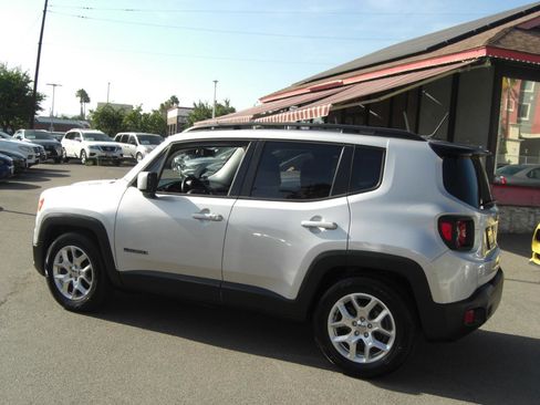 Used 2017 Jeep Renegade Latitude FWD image 12