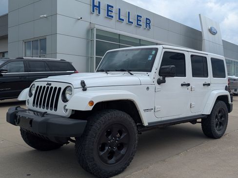 Used 2015 Jeep Wrangler Unlimited Sahara AWD/4WD image 3