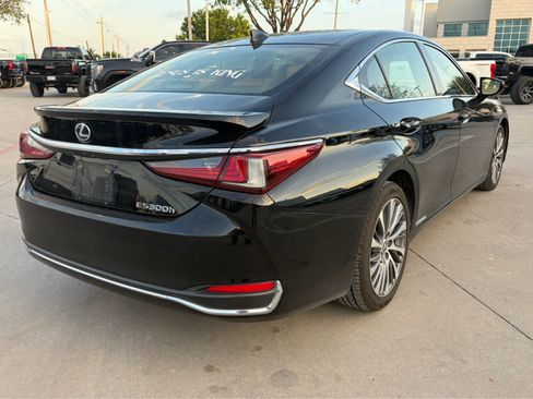 Used 2019 Lexus ES 300h w/ Premium Package image 3