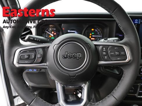 Used 2025 Jeep Wrangler Unlimited Sahara image 10