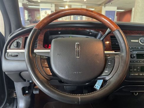 Used 2009 Lincoln Town Car Signature Limited image 13